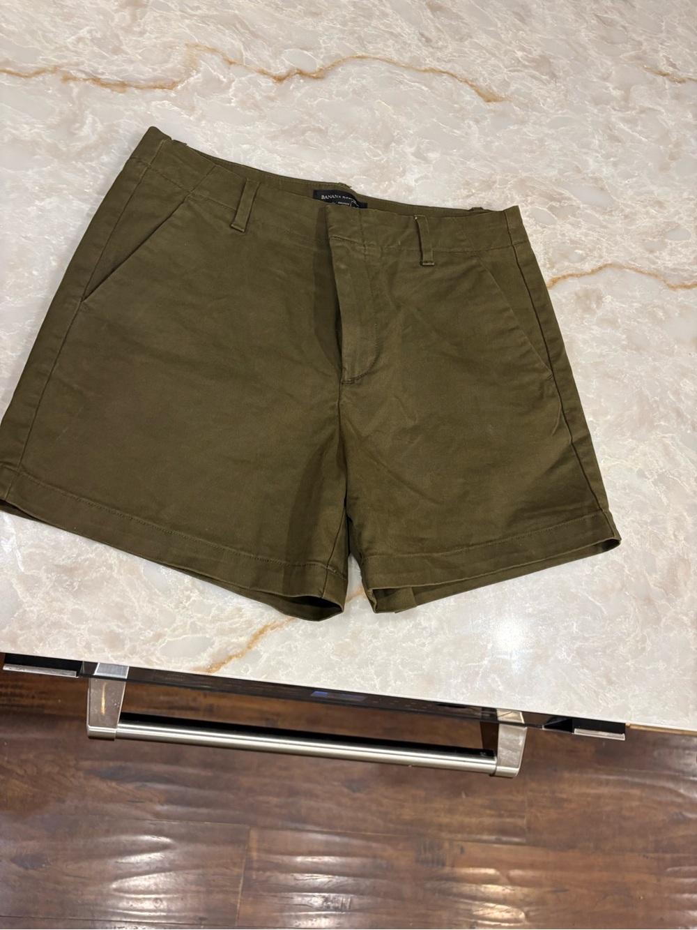 Banana Republic Authentic Chino Olive Green Shorts Size 6, with a 4” Inseam